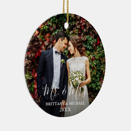 Modern Script Wedding Photo Mr. & mevrouw Round Keramisch Ornament (Rechts)