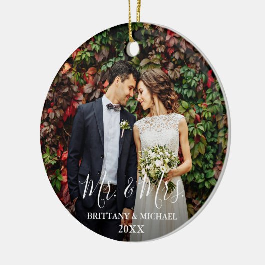 Modern Script Wedding Photo Mr. & mevrouw Round Keramisch Ornament (Links)