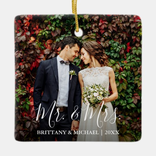 Modern Script Wedding Photo Mr. & Mrs. Keramisch Ornament (Voorkant)