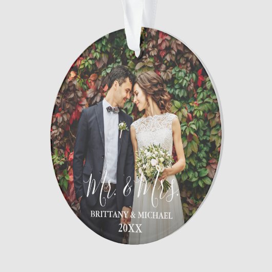 Modern Script Wedding Photo Mr. & Mrs. Ornament (voorkant)