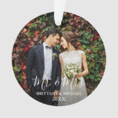 Modern Script Wedding Photo Mr. & Mrs. Ornament (voorkant)