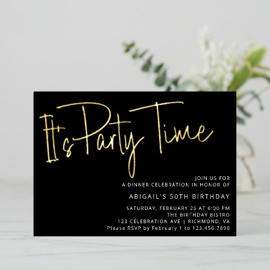 Modern Script Zwart Goud Verjaardagsfeesttijd Folie Uitnodiging (Staand Voorkant)
