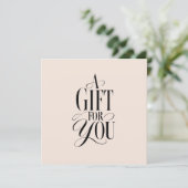 Modern scriptlettertype beige QR-code cadeaubon (Staand voorkant)
