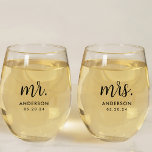 Modern Simple Mr et Mme Newlysée Cadeau<br><div class="desc">Conçu sur mesure,  le verre à vin Mr et Mrs mariage est conçu pour les jeunes mariés avec un script à main moderne avec nom personnalisé et date mariage.</div>