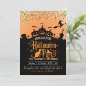 Modern Sinaasappel en Zwart Haunted Halloween Kaart (Staand voorkant)