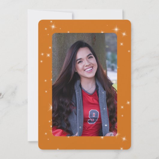 Modern Sinaasappel & Wit Sparkle Afstuderen Aankondiging (Achterkant)