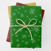 Modern Snowflake Pattern Monogrammed Red en Green Inpakpapier Vel (In situ)