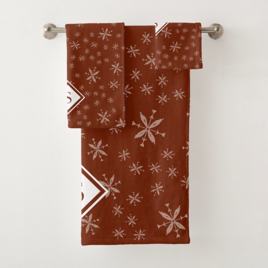 Modern Snowflake Pattern op Red Monogrammed Bad Handdoek (Insitu)