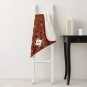 Modern Snowflake Pattern op Red Monogrammed Sherpa Deken (In situ)