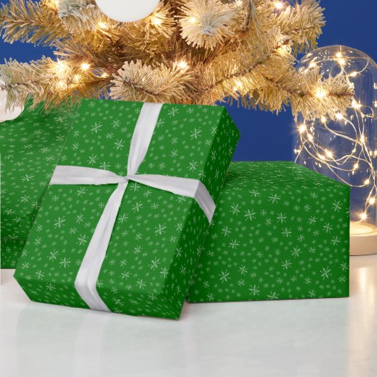 Modern Snowflake Pattern over Groene Kerstmis Cadeaupapier (Feestdagen)