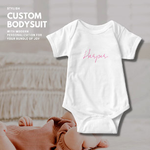 Modern Stijlvol Monogram Roze Handgeschreven Scrip Romper