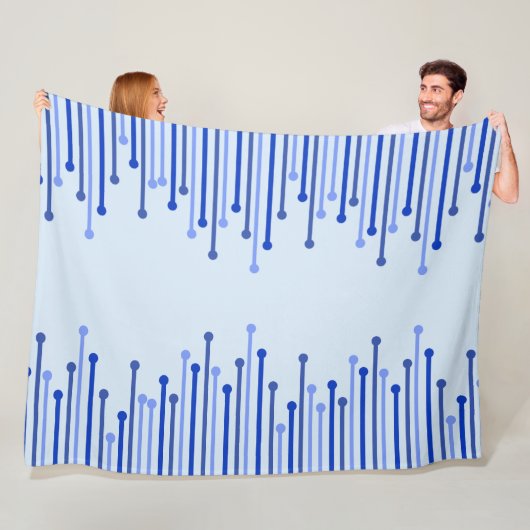 Modern streeppatroon op bleek blauw fleece deken (In situ)