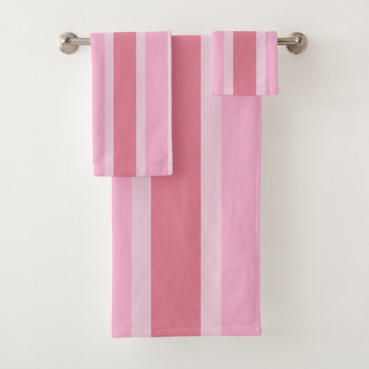 Modern striped bath towel set in dark light pink (En situation)