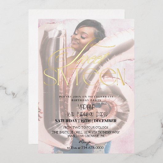 Modern Sweet 16 Zwart & Goud Foto Verjaardag Folie Uitnodiging (Voorkant / Achterkant)