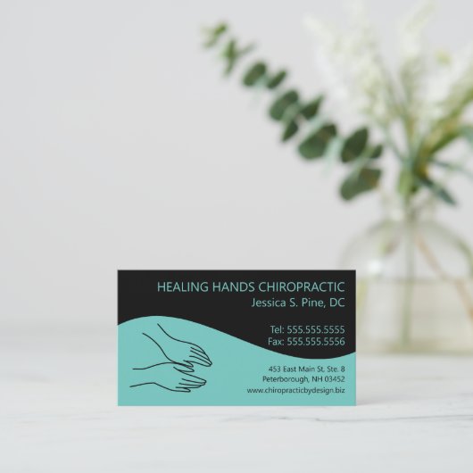 Modern Swirl Hands Logo Chiropractor Visitekaartje (Staand voorkant)