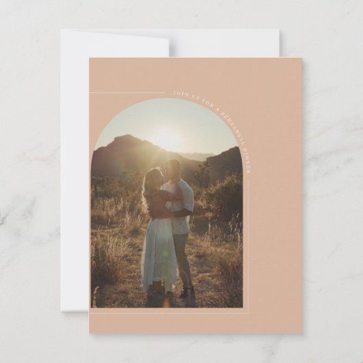 Modern Tan Boho Arch Photo Rehearsal Dinner Kaart (Achterkant)