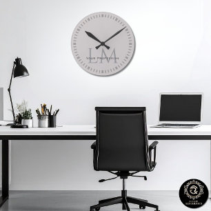 Modern Taupe Grijs Monogram Kantoor Decoratie Ronde Klok