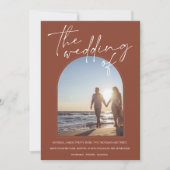 Modern Terracotta Arch Initiaal Foto bruiloft Kaart (Voorkant)