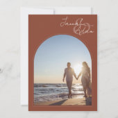 Modern Terracotta Arch Initiaal Foto bruiloft Kaart (Achterkant)
