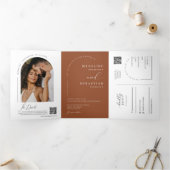 Modern Terracotta Boho Arch Photo QR Code Weddensc Drieluik Uitnodiging (Binnen)