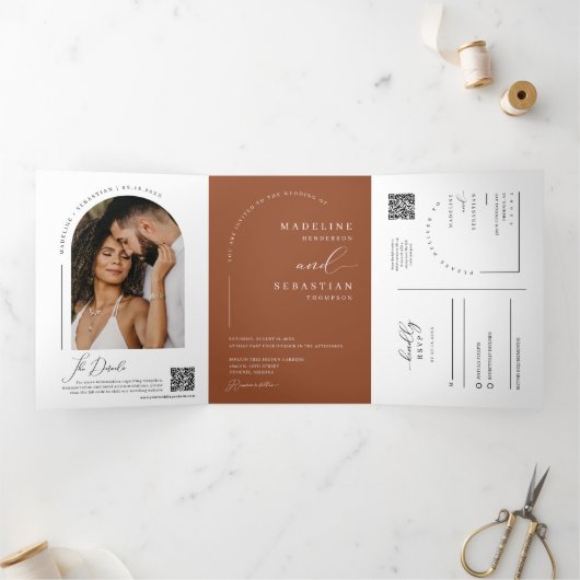Modern Terracotta Boho Arch Photo QR Code Weddensc Drieluik Uitnodiging (Binnen)