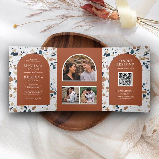 Modern Terrazzo Terracotta Arch QR Code Weddenscha Drieluik Uitnodiging