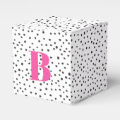 Modern Trendy Black Polka Dot Groot Roze Initiaal Bedankdoosjes (Voorkant Zijde)