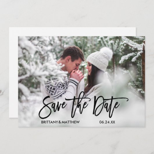 Modern trendy penseelscript paar foto Verloving Save The Date (Voorkant / Achterkant)