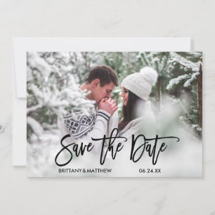 Modern trendy penseelscript paar foto Verloving Save The Date