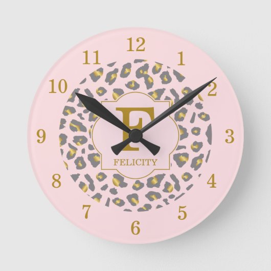 Modern Trendy Pink Gold Leopard Pattern Monogram Ronde Klok (Voorkant)