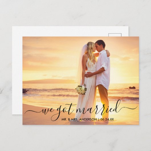 Modern Trendy Script Photo We zijn getrouwd Briefkaart (Voorkant / Achterkant)