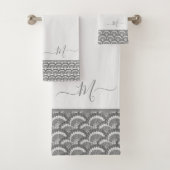 Modern Tropical Grey Seashell Shell Elegant Chic Bad Handdoek (Insitu)