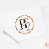 Modern Twee Initialen Sinaasappel Zwart Bruiloft Ronde Sticker (Envelop)