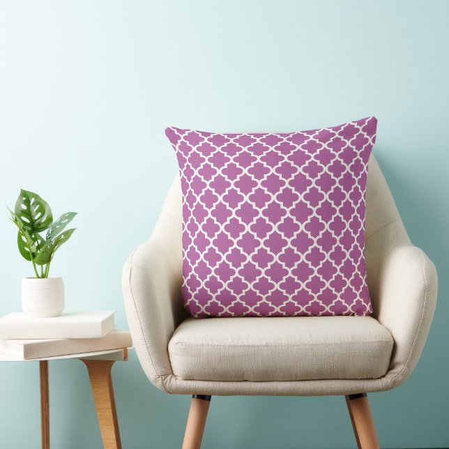 Modern Violet Moroccan Quatrefoil Pattern Kussen (Stoel)
