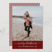 Modern vrolijk kerstscript Foto rode Chevron Feestdagenkaart (Voorkant / Achterkant)