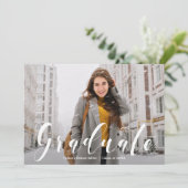 Modern White Script Photo Graduation Invitations Kaart (Staand voorkant)