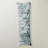 Modern Winter Green Pine Forest Family Monogram Lichaamskussen (Voorkant Verticaal)