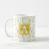 Modern Wispy Yellow Wilde bloemen Floral Monogram Koffiemok (Links)