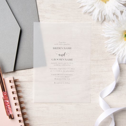 Modern wit en zwart script overlay bruiloft vellum uitnodigingen (Huwelijk)