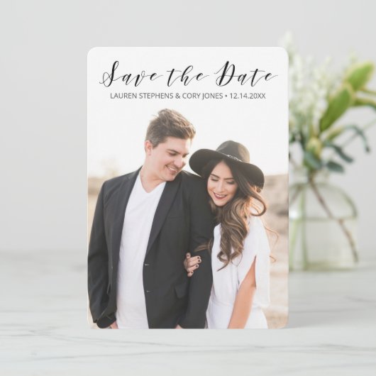 Modern wit en zwart script save the date (Staand voorkant)