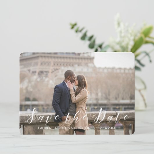 Modern wit en zwart script save the date (Staand voorkant)