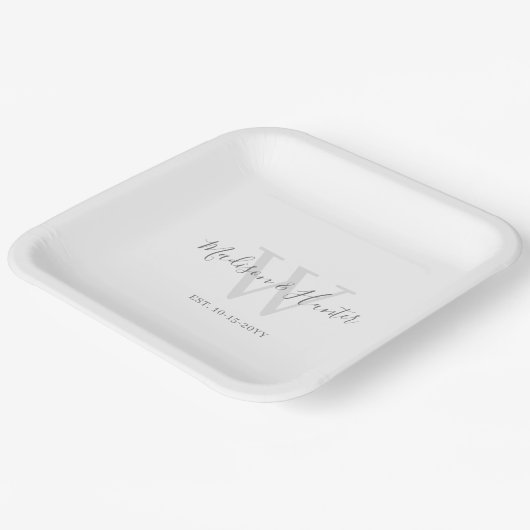 Modern Wit Grijs Script Monogram Bruiloft Papieren Bordje (Gebogen)