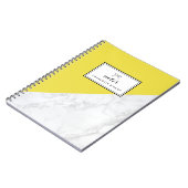 Modern wit marmeren geel gepersonaliseerd Notitieb Notitieboek (Linkerzijde)