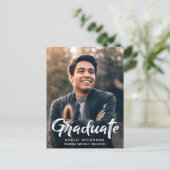 Modern wit penseel belettering afstuderen uitnodig briefkaart (Staand voorkant)