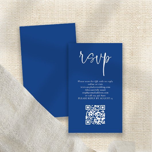 Modern Wit Script Blauw QR Code Bruiloft RSVP Informatiekaartje