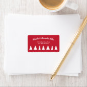 Modern wit script met kerstbomen op rood etiket (Insitu)