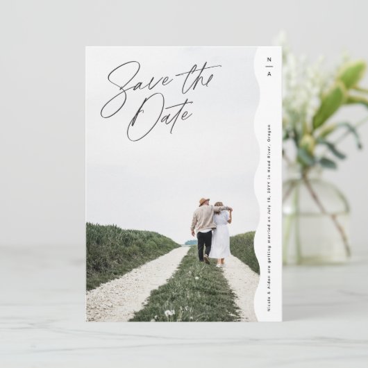 Modern wit Wavy Edge Minimal Monogram Save The Date (Staand voorkant)