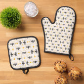 Modern Yellow Bee Pattern Elegant Black Monogram Ovenwant & Pannenlap Set (Top down)