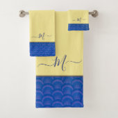 Modern Yellow Coastal Blue Seashell Monogram Bad Handdoek (Insitu)