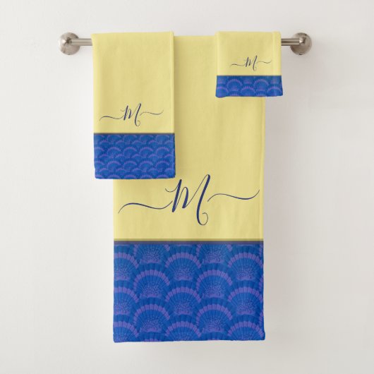 Modern Yellow Coastal Blue Seashell Monogram Bad Handdoek (Insitu)